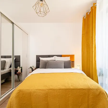 Elegant Manufaktura 2br & 2 Baths & Parking Lägenhet Łódź