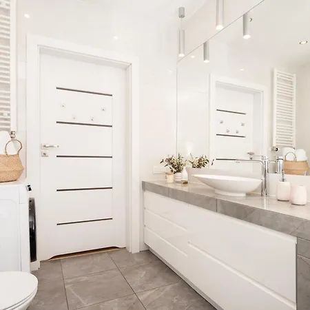 Elegant Manufaktura 2br & 2 Baths & Parking *