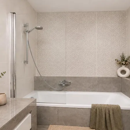 Elegant Manufaktura 2br & 2 Baths & Parking *